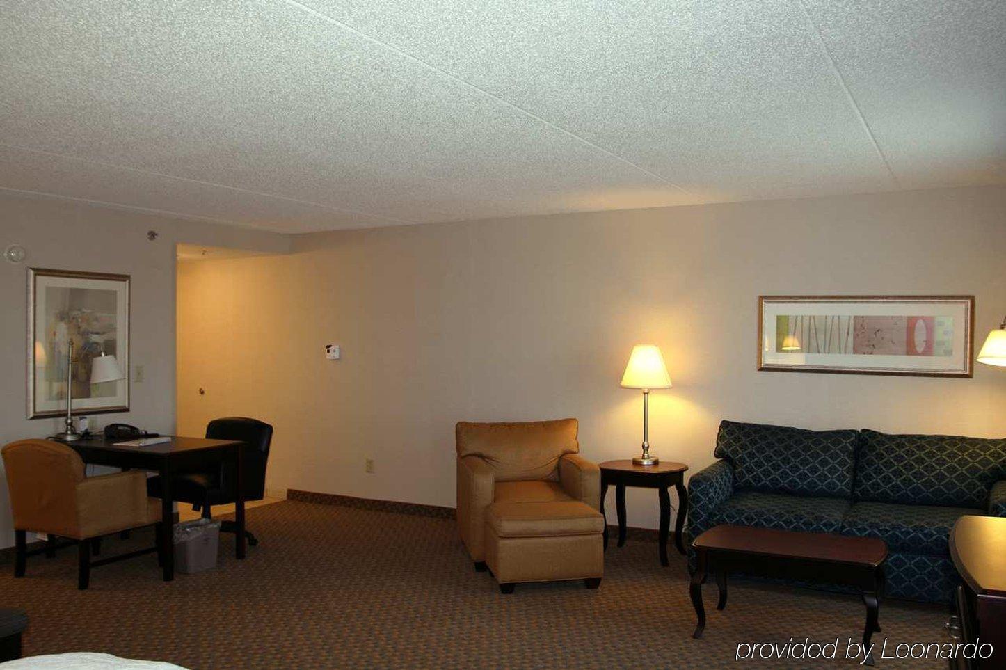 Hampton Inn Syracuse Clay Liverpool Room photo